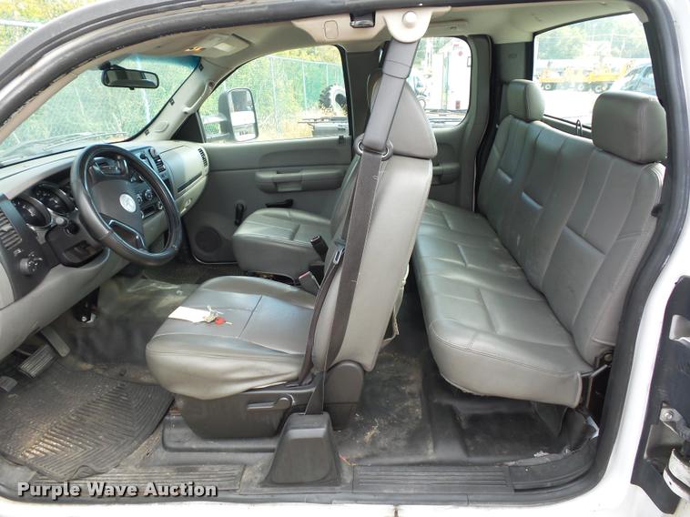 image for item L4366 2007 Chevrolet Silverado 2500 Ext. Cab pickup truck