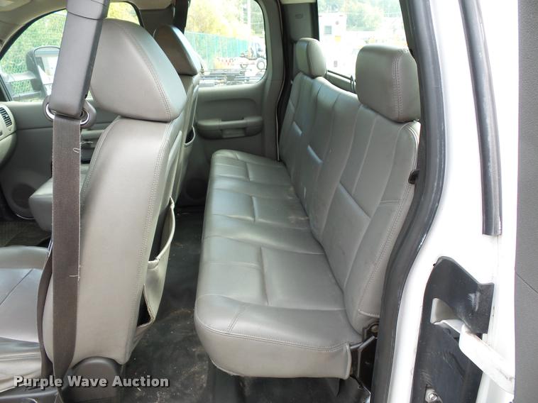 image for item L4366 2007 Chevrolet Silverado 2500 Ext. Cab pickup truck