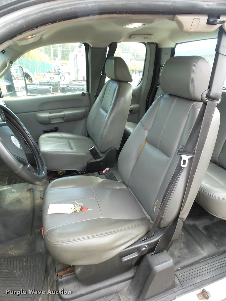 image for item L4366 2007 Chevrolet Silverado 2500 Ext. Cab pickup truck