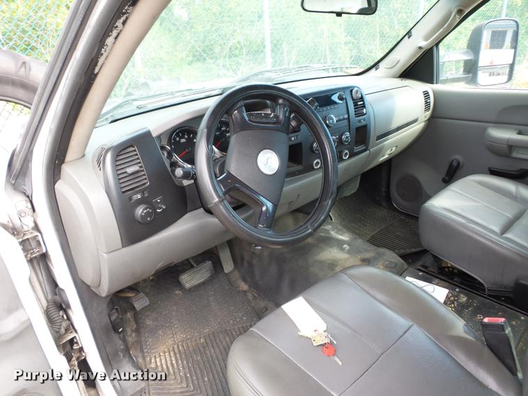 image for item L4366 2007 Chevrolet Silverado 2500 Ext. Cab pickup truck