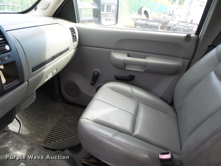 image for item L4366 2007 Chevrolet Silverado 2500 Ext. Cab pickup truck