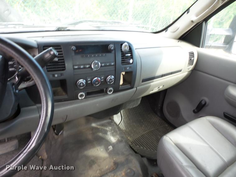 image for item L4366 2007 Chevrolet Silverado 2500 Ext. Cab pickup truck