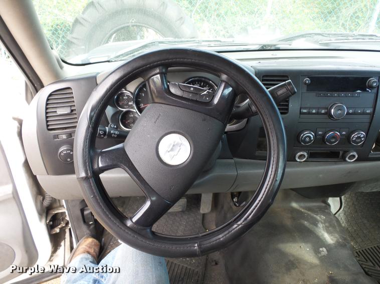 image for item L4366 2007 Chevrolet Silverado 2500 Ext. Cab pickup truck