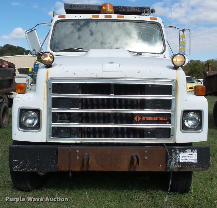 image for item L4417 1987 International S2300 dump truck