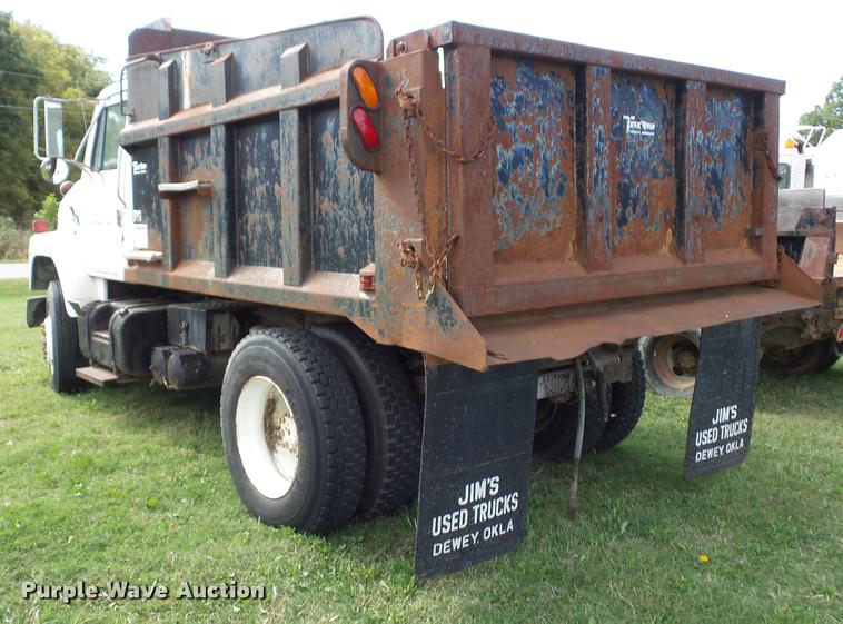 image for item L4417 1987 International S2300 dump truck