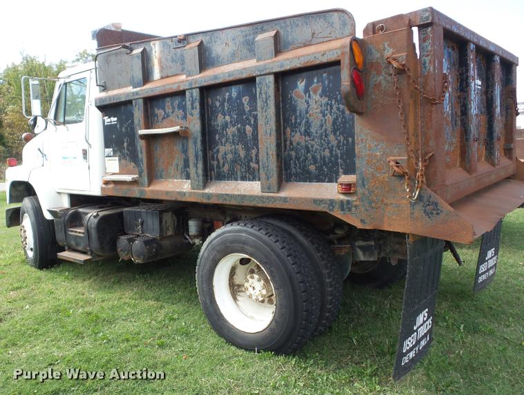 image for item L4417 1987 International S2300 dump truck