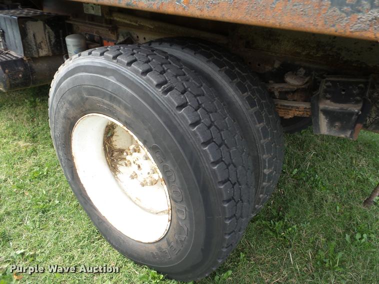 image for item L4417 1987 International S2300 dump truck