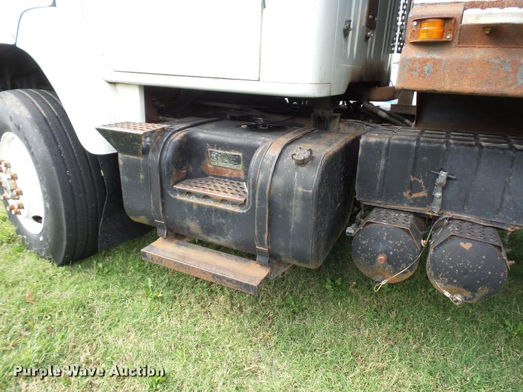 image for item L4417 1987 International S2300 dump truck