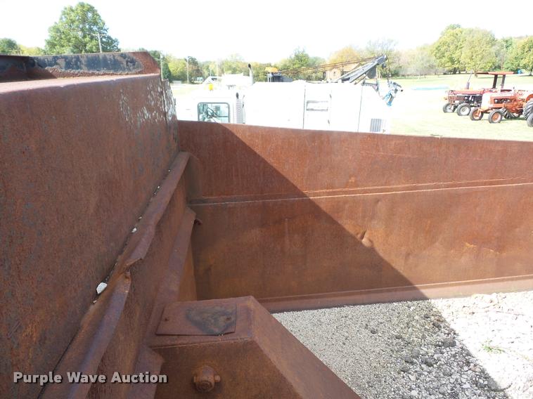 image for item L4417 1987 International S2300 dump truck