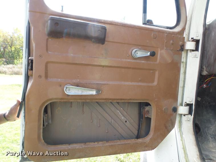 image for item L4417 1987 International S2300 dump truck