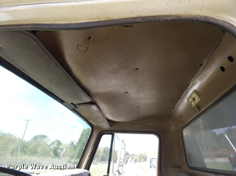 image for item L4417 1987 International S2300 dump truck