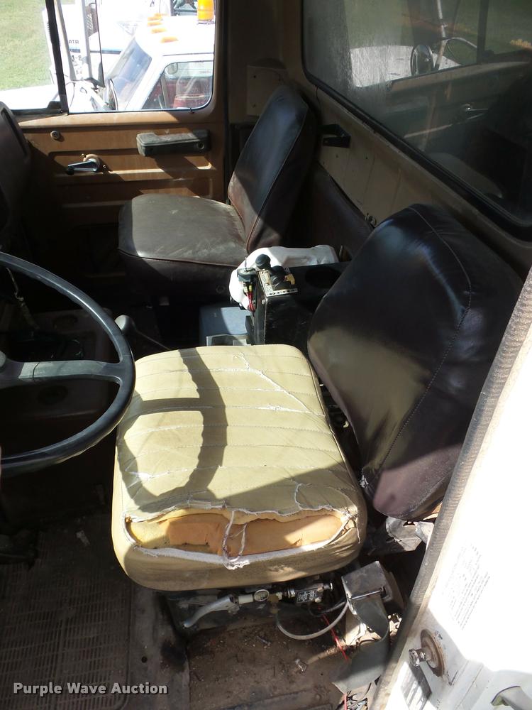 image for item L4417 1987 International S2300 dump truck