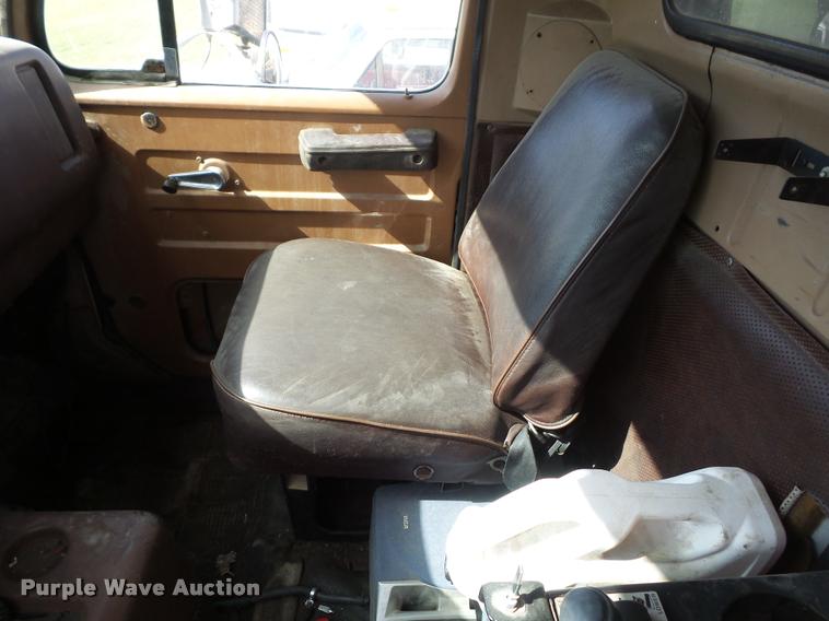 image for item L4417 1987 International S2300 dump truck