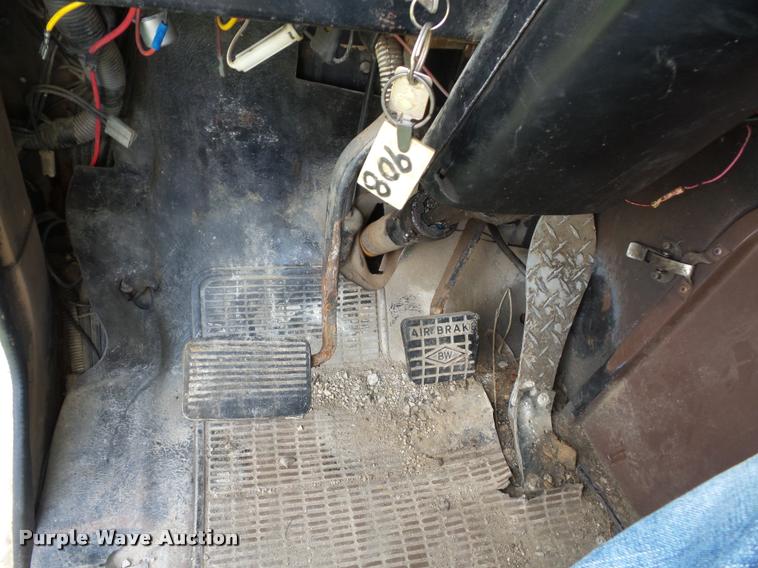 image for item L4417 1987 International S2300 dump truck