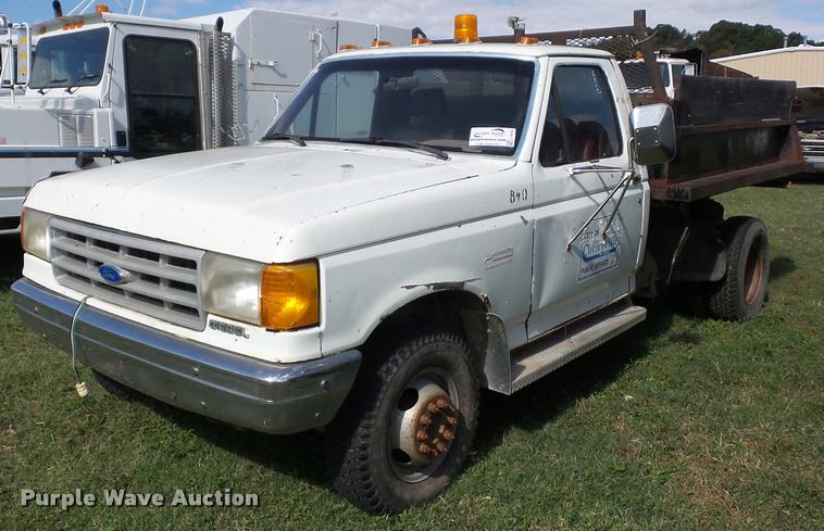 image for item L4418 1991 Ford F450 Super Duty dump truck