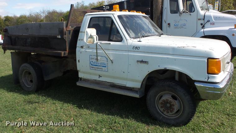 image for item L4418 1991 Ford F450 Super Duty dump truck