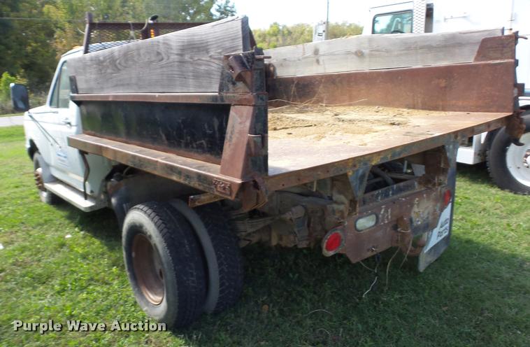 image for item L4418 1991 Ford F450 Super Duty dump truck