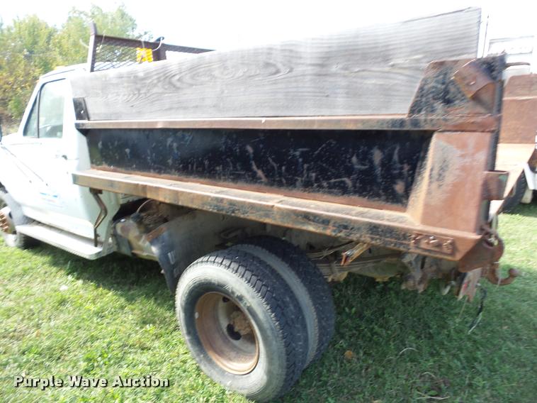 image for item L4418 1991 Ford F450 Super Duty dump truck