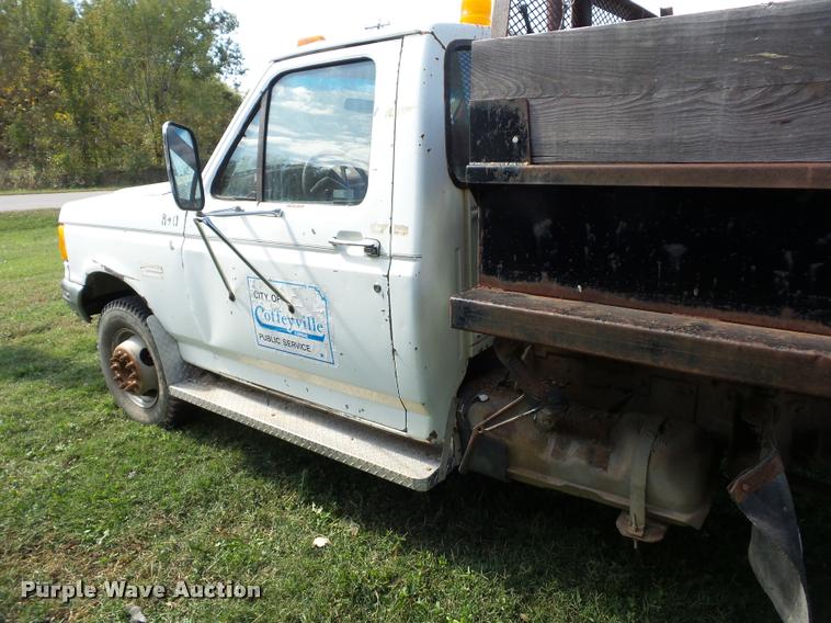 image for item L4418 1991 Ford F450 Super Duty dump truck