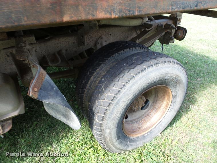 image for item L4418 1991 Ford F450 Super Duty dump truck