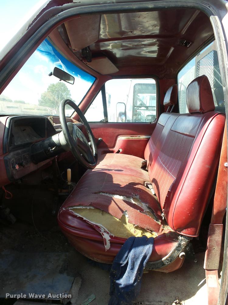 image for item L4418 1991 Ford F450 Super Duty dump truck