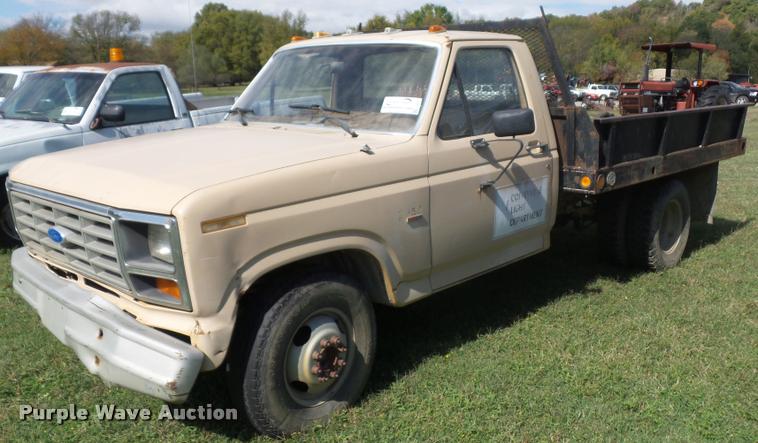 image for item L4421 1986 Ford F350 flatbed pickup truck