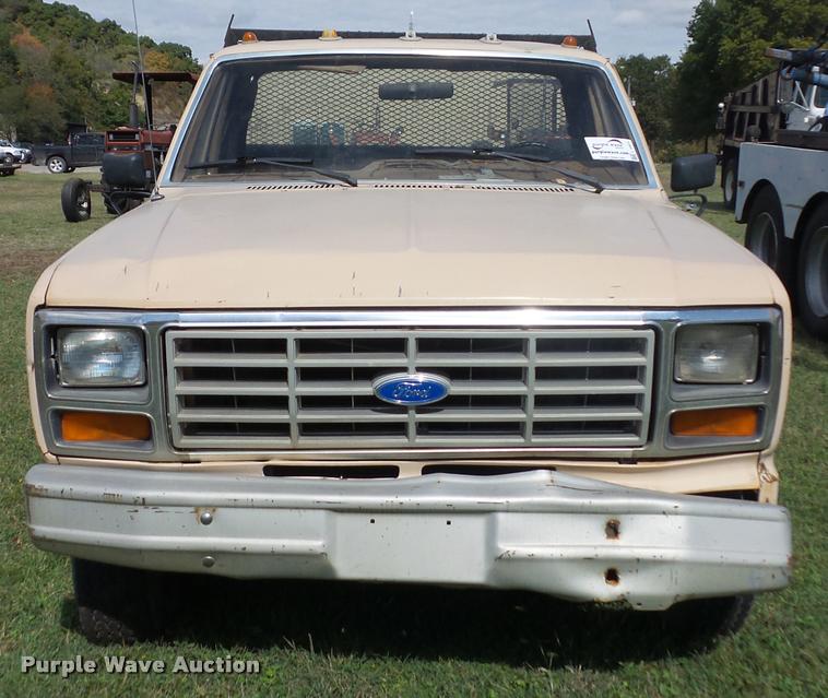 image for item L4421 1986 Ford F350 flatbed pickup truck