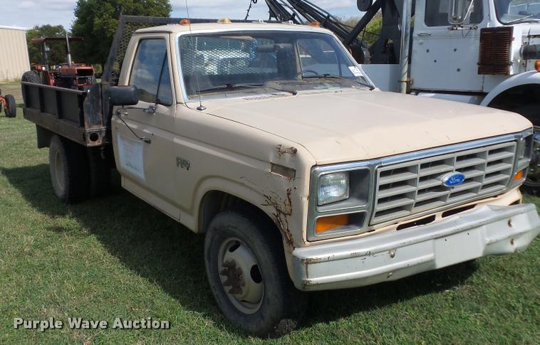 image for item L4421 1986 Ford F350 flatbed pickup truck