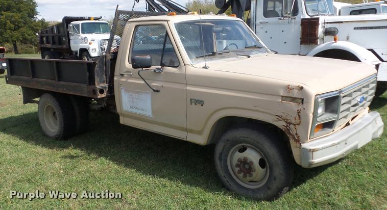 image for item L4421 1986 Ford F350 flatbed pickup truck