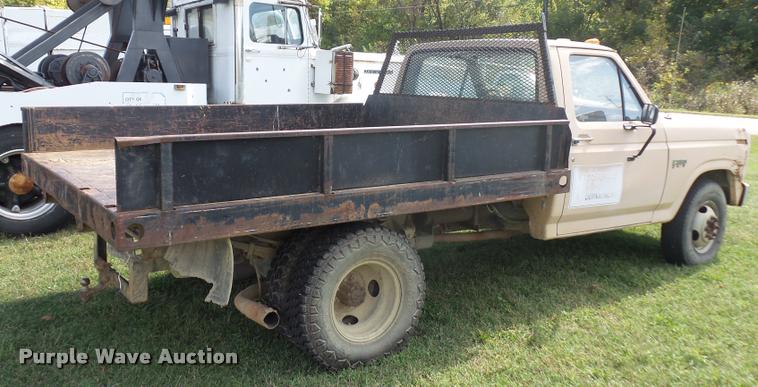 image for item L4421 1986 Ford F350 flatbed pickup truck