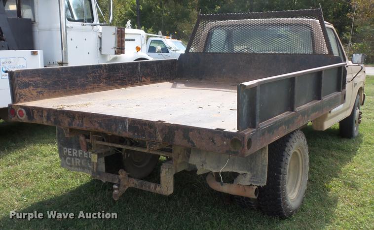 image for item L4421 1986 Ford F350 flatbed pickup truck