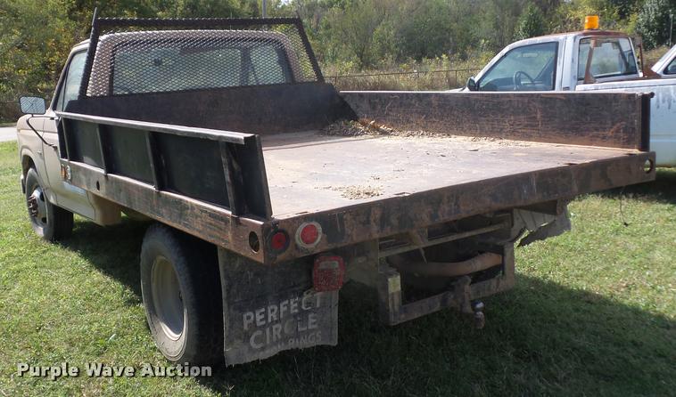 image for item L4421 1986 Ford F350 flatbed pickup truck