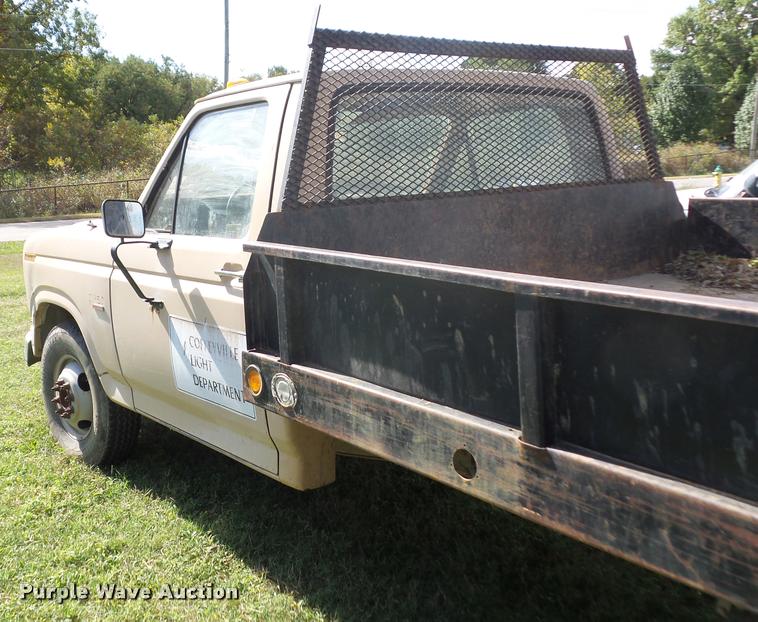 image for item L4421 1986 Ford F350 flatbed pickup truck
