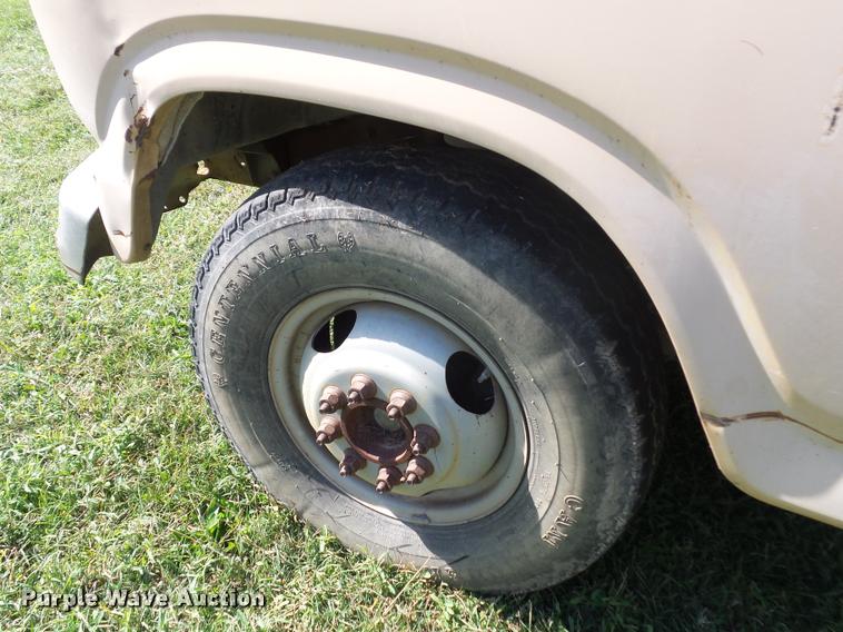 image for item L4421 1986 Ford F350 flatbed pickup truck