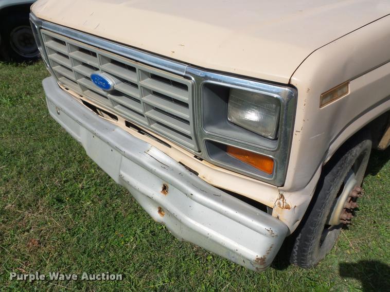 image for item L4421 1986 Ford F350 flatbed pickup truck