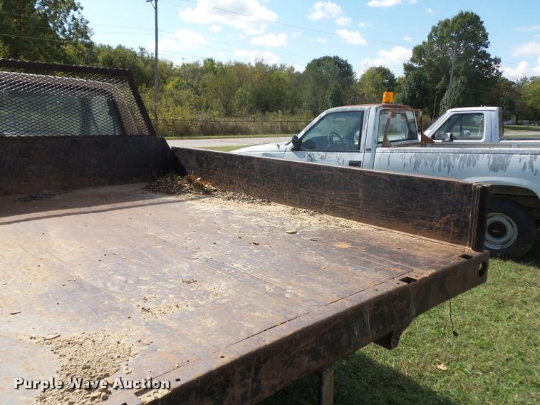 image for item L4421 1986 Ford F350 flatbed pickup truck