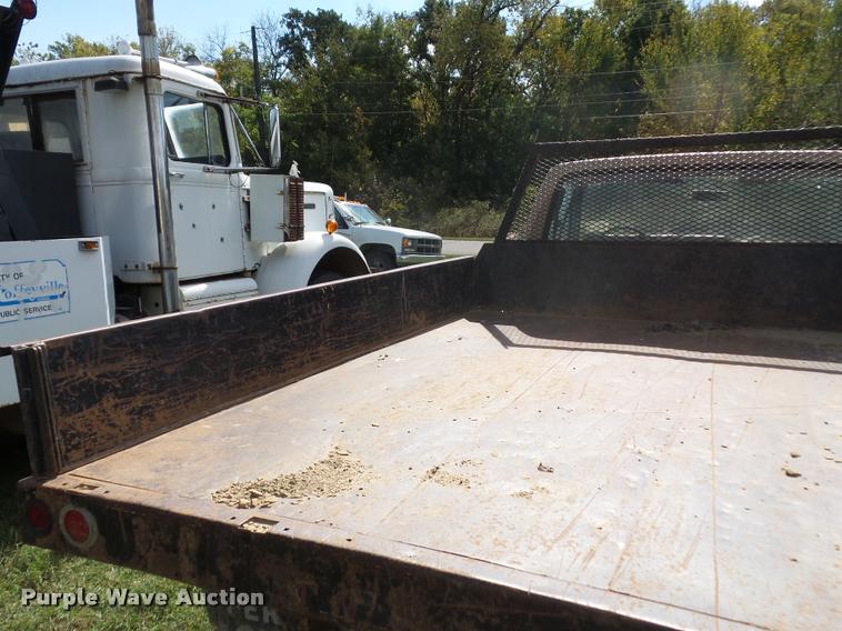 image for item L4421 1986 Ford F350 flatbed pickup truck