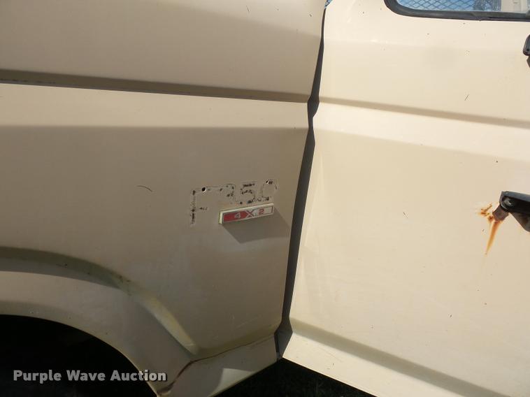 image for item L4421 1986 Ford F350 flatbed pickup truck