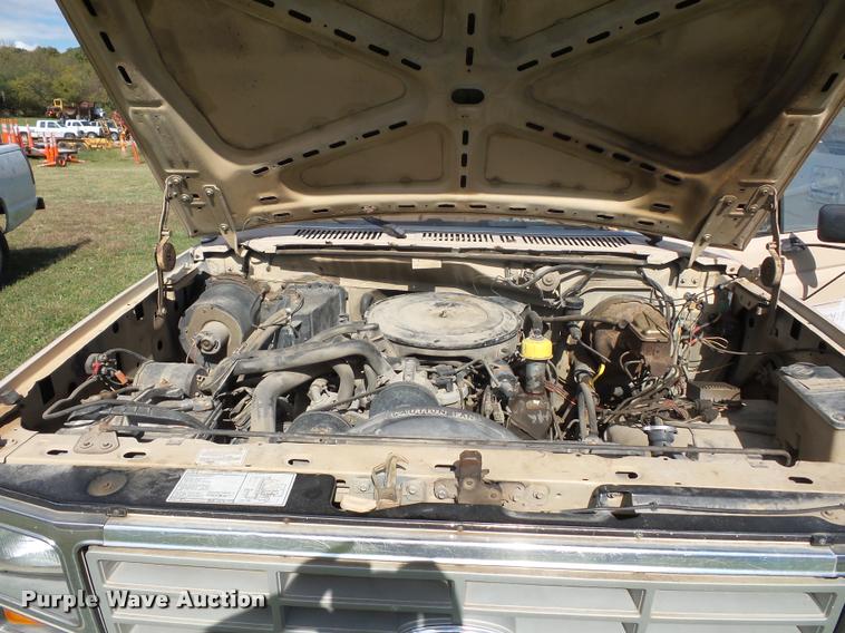 image for item L4421 1986 Ford F350 flatbed pickup truck