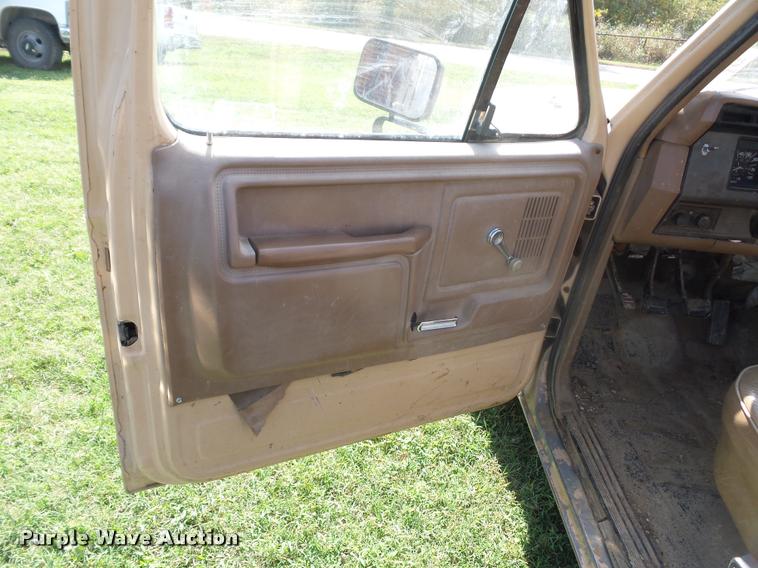 image for item L4421 1986 Ford F350 flatbed pickup truck