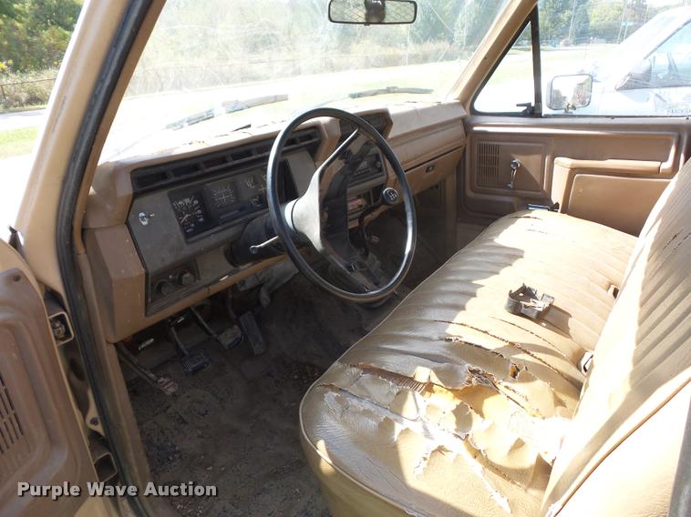 image for item L4421 1986 Ford F350 flatbed pickup truck