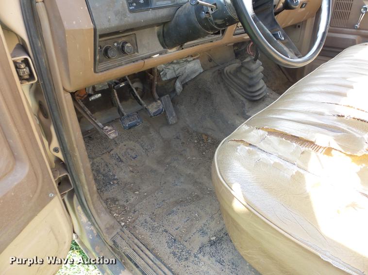 image for item L4421 1986 Ford F350 flatbed pickup truck