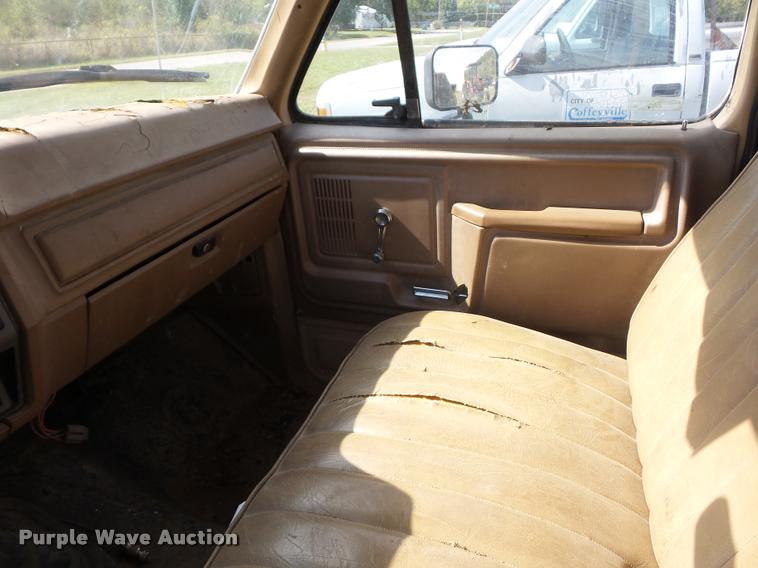 image for item L4421 1986 Ford F350 flatbed pickup truck