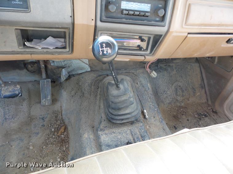 image for item L4421 1986 Ford F350 flatbed pickup truck