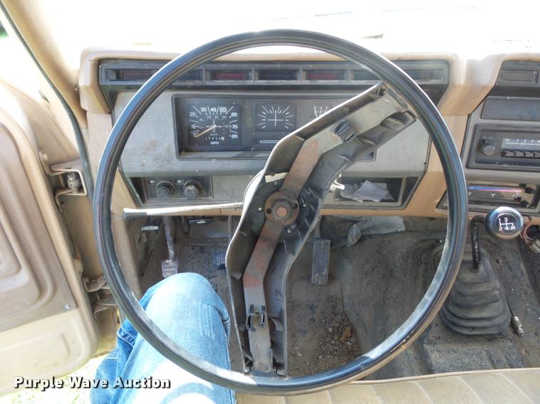 image for item L4421 1986 Ford F350 flatbed pickup truck