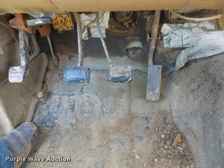 image for item L4421 1986 Ford F350 flatbed pickup truck