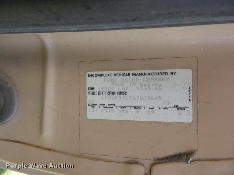 image for item L4421 1986 Ford F350 flatbed pickup truck