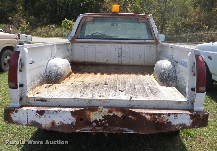 image for item L4422 1989 GMC Sierra 1500 pickup truck