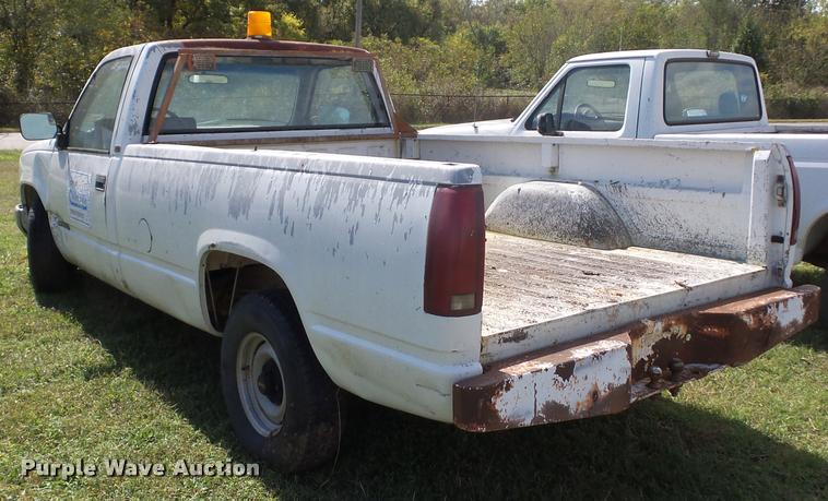 image for item L4422 1989 GMC Sierra 1500 pickup truck