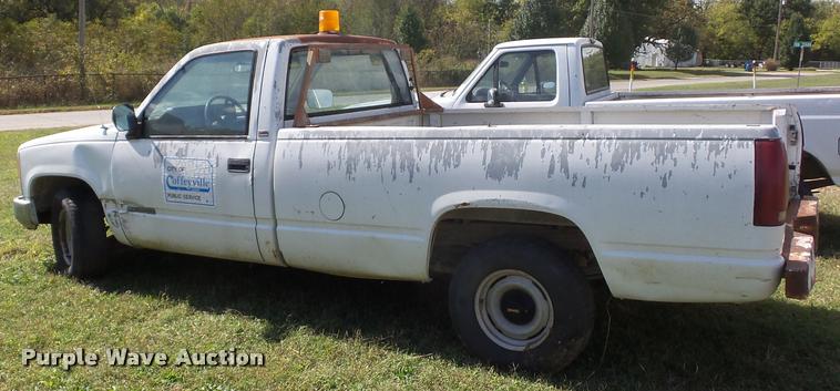 image for item L4422 1989 GMC Sierra 1500 pickup truck